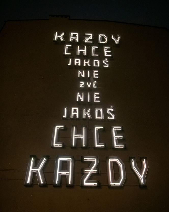 „Każdy chce jakoś nie żyć”. Nowy artystyczny neon w Łodzi