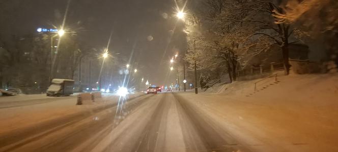 Atak zimy. Korki, kolizje autobusów i zakaz wjazdu tirów do Białegostoku