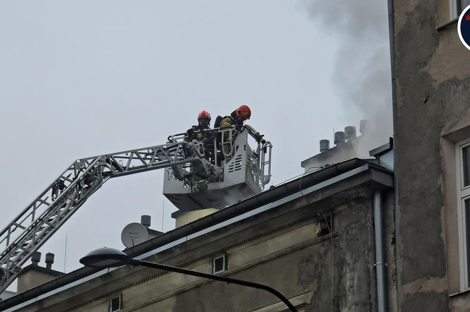 Pożar poddasza w zabytkowej kamienicy na ul.Miedzianej