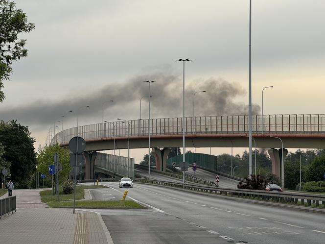 Poranny pożar w Warszawie. Kłęby czarnego dymu nad miastem