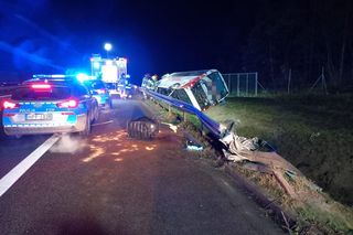 Nocny wypadek autobusu pod Łowiczem. Kilka osób w szpitalu. Pojazd wylądował w rowie [ZDJĘCIA].