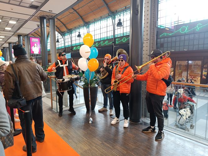 Popeyes na Dworcu Głównym we Wrocławiu otwarty! Spora kolejka, muzyka na żywo i darmowy kurczak