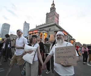 Przeszli przez Warszawę w piżamach i kapciach. Krzyczeli Chcemy spać!