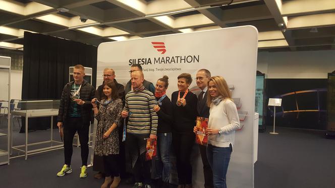 Maraton Bohaterów - na Stadionie Śląskim otwarto wystawę zdjęć bohaterów Silesia Marathonu [ZDJĘCIA]