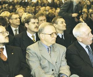 Od lewej: Prezes Urzędu Mieszkalnictwa i Rozwoju Miast Sławomir Najniger, prezes Zarządu Głównego SARP Krzysztof Chwalibóg, Ambasador Irlandii Patrick MacCabe; w tle Marek Mikos, Konrad Kucza-Kuczyńsk