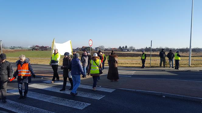 "Czy my jesteśmy gorszymi ludźmi?" Protesty mieszkańców gminy Wierzchosławice