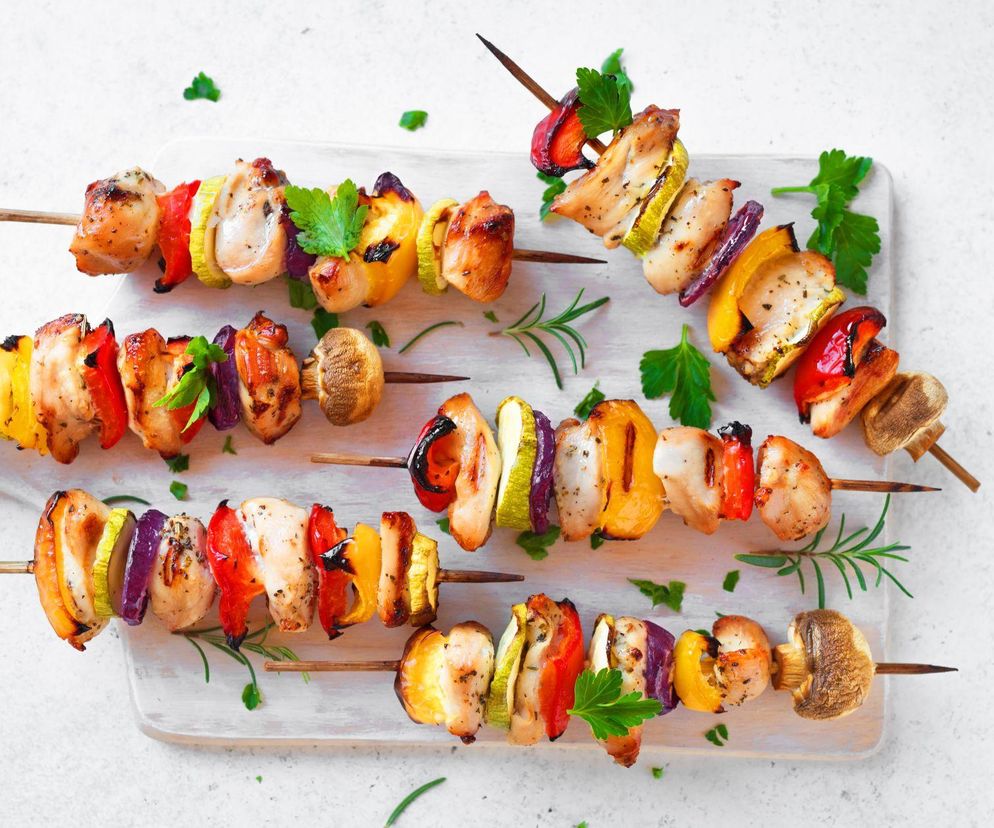 Jak zrobić idealne szaszłyki drobiowe? Soczysty drób, aromatyczne przyprawy, zero nudy