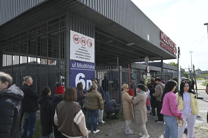 Komornicy na Modlińskiej. Nerwowe starcie przy hali na Białołęce. Ostry konflikt kupców z zarządcą hali