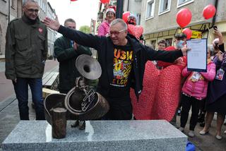 Jerzy Owsiak odłonił w Kołobrzegu figurkę poświęconą WOŚP