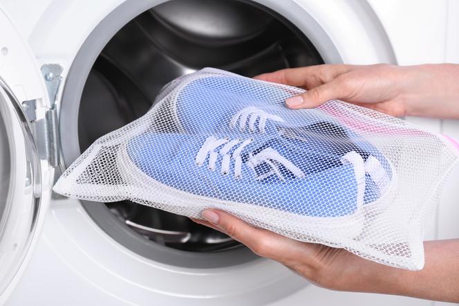 Jak prać buty w pralce, aby ich nie zniszczyć? Ten trik sprawi, że będą jak nowe