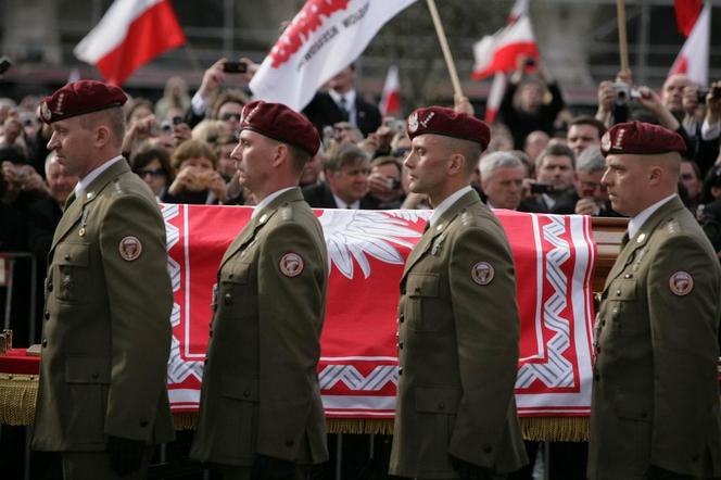Trumna Lecha Kaczyńskiego na lawecie armatniej przykryta Proporcem Prezydenckim w drodze na Wawel