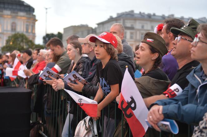 Warszawa śpiewała dla powstańców. "Jesteście naszą dumą!"