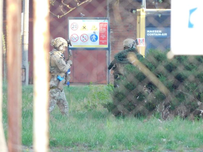 Strzały i wybuchy w Warszawie. Helikoptery nad miastem, na ulicach uzbrojone pojazdy! Co się dzieje? 	