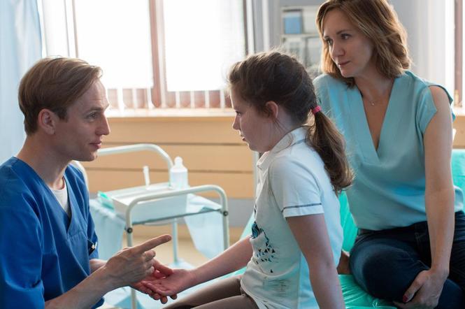 Na dobre i na złe, odcinek 712. Matylda (Amelia Czaja), Kasia Smuda (Ilona Ostrowska), Michał Wilczewski (Mateusz Janicki)