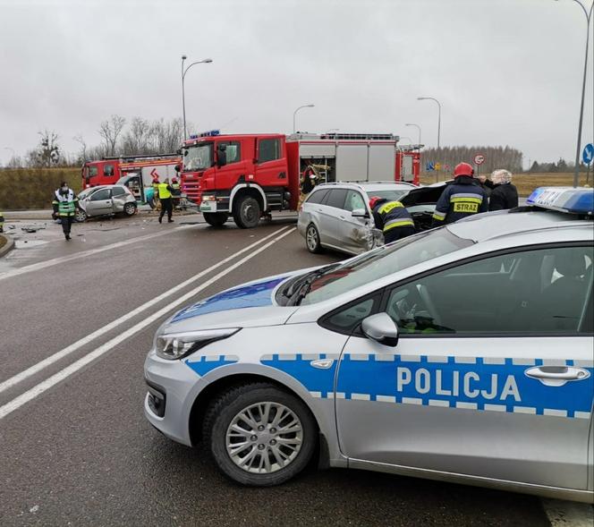 Wypadek na obwodnicy Gołdapi. Pięć osób rannych! Droga CAŁKOWICIE ZABLOKOWANA