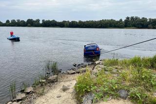 Samochód zjechał do Wisły. Wielogodzinna akcja w Toruniu