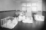 Dzieci w kojcach pilnowane przez opiekunkę; 1931 r.