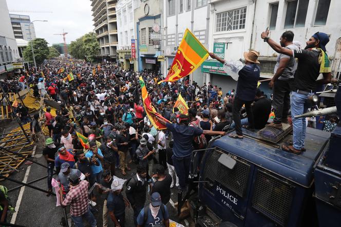 Sri Lanka. Ogromne protesty w Kolombo. Prezydent uciekł ze swojej rezydencji [ZDJĘCIA]