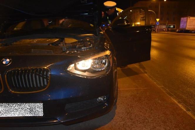 Młody kierowca wpakował się swoim BMW w znak drogowy. Odpowie na poważniejsze przestępstwo