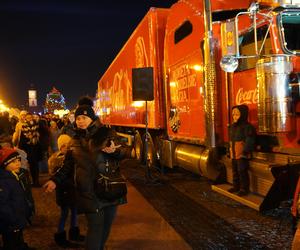 Ciężarówka Coca-cola w Białymstoku! Świąteczna atrakcja przyciągnęła tłumy mieszkańców na Rynek Kościuszki