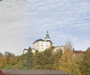 Ten zamek wygląda jak z filmu fantasy.  Leży tuż przy granicy z Polską 