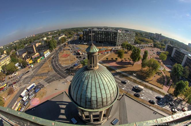 Widok na Rondo Solidarności z Kościoła Świętej Teresy od Dzieciątka Jezus