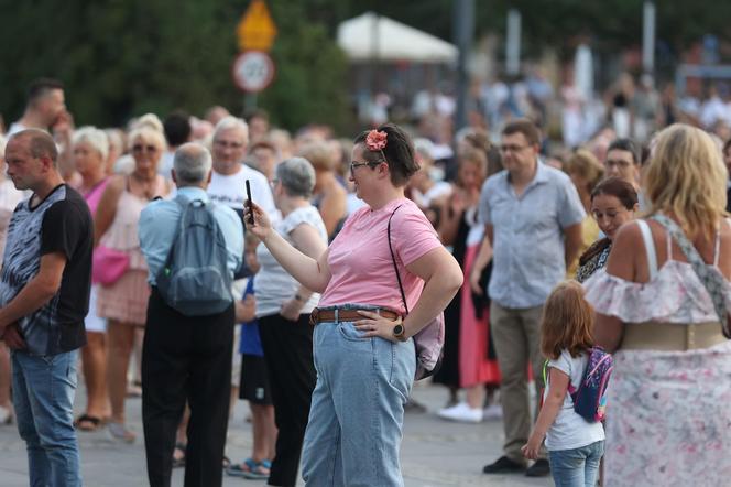 Potańcówki przed Teatrem Śląskim w Katowicach. "Roztańczony Wyspiański" porwał tłumy