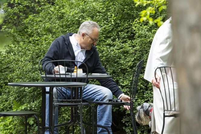 Marek Jakubiak. Pies pomaga mu w kampanii