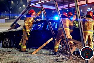 Totalna demolka na Targówku. Bmw rąbnęło w przystanek autobusowy