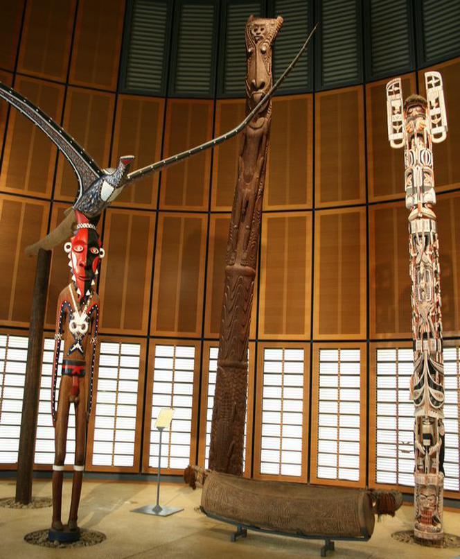 Posągi Bitoro w Tjibaou Cultural Centre w Noumea