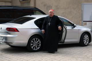 Kardynał Stanisław Dziwisz wożony Volkswagenem Passatem
