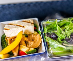 Jedzenie w podróży. Najgorsze i najlepsze potrawy, jakie możesz zabrać ze sobą w drogę