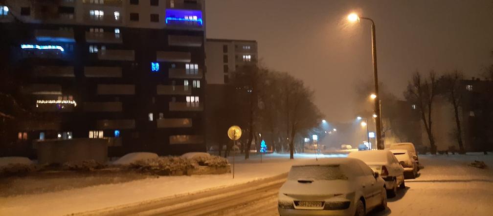 Atak zimy na Śląsku. Na drogach jest armageddon i ślizgawica. Cieżarówki nie mogą podjechać pod wzniesienia [ZDJĘCIA]