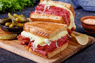 Kanapka Reuben to idealny pomysł na sycący lunch. Amerykanie ją kochają