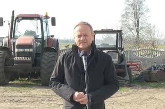 Takiego Tuska nigdy nie widziałeś! Pojechał na wieś, traktor w tle