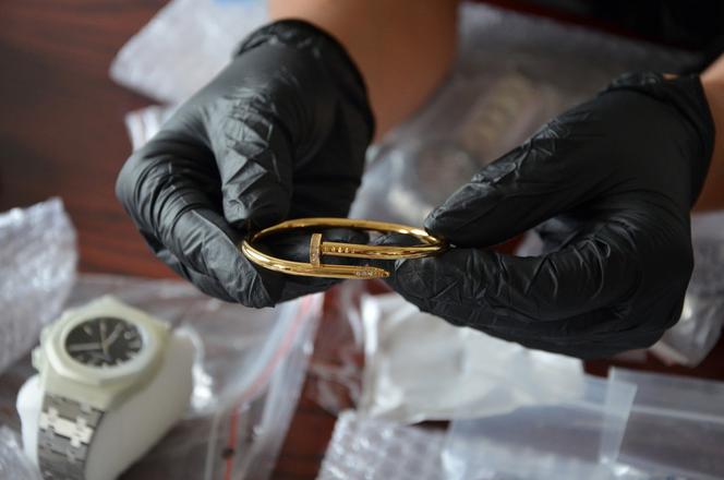 Białystok. Podróbki biżuterii i zegarków znalezione w przesyłce kurierskiej