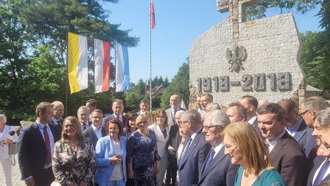 Modlili się w podzięce za wygraną Nawrockiego. Politycy PiS zjechali do słynnego sanktuarium