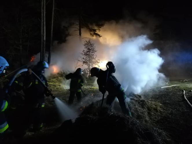 Sokólscy policjanci zatrzymali 50-latka podejrzanego o podpalenie 70 bel słomy na terenie gminy Suchowola