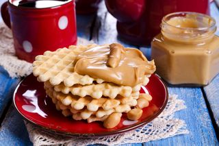 Keto gofry z masłem orzechowym. Bez mąki i białego cukru, a smakują przepysznie