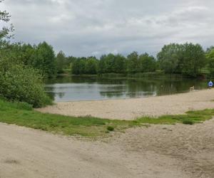 Znane kąpielisko we Wrocławiu zamknięte. W wodzie pojawiły się sinice