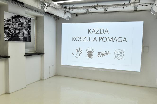 Rozenek z eventu "Każda koszula pomaga" - projekt Omeny Mensah i Macieja Zienia 