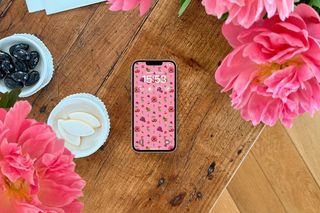 Ten telefon pokocha każda mama. Przeczytaj, dlaczego iPhone 16e to idealny prezent na Dzień Matki 