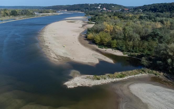 Rekordowo niski poziom Wisły w Kazimierzu Dolnym. Zobacz