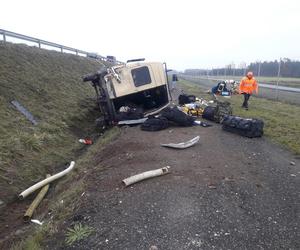 Żołnierz reanimowany po wypadku na A1 pod Piotrkowem. W jego busie pękła opona