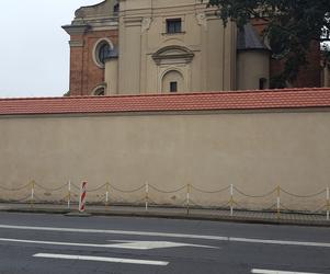 Zamontują błotochrony przy murze lapidarium w Lesznie