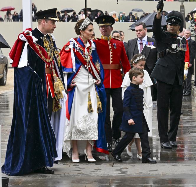 Księżniczka Charlotte i książę Louis na koronacji króla Karola III