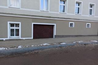 Chodnik sięga ludziom do parapetu