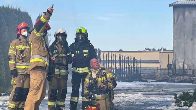 Pożar hali przemysłowej hurtowni zniczy przy ulicy Dojazd w Tarnowie