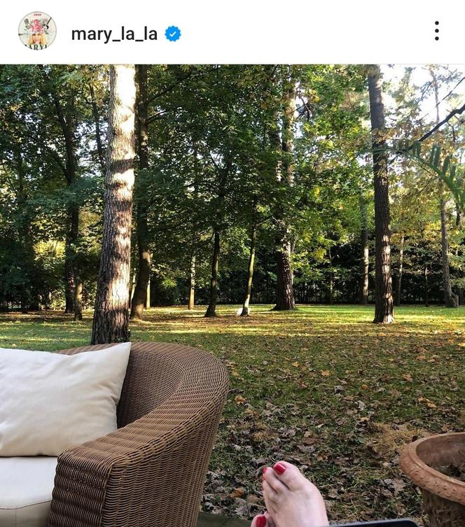 Maryla Rodowicz jest podglądana w swoim ogrodzie 