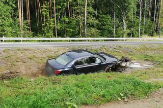 Dwie 18-latki rozbiły czarne BMW. Brawurowa jazda zakończyła się w rowie